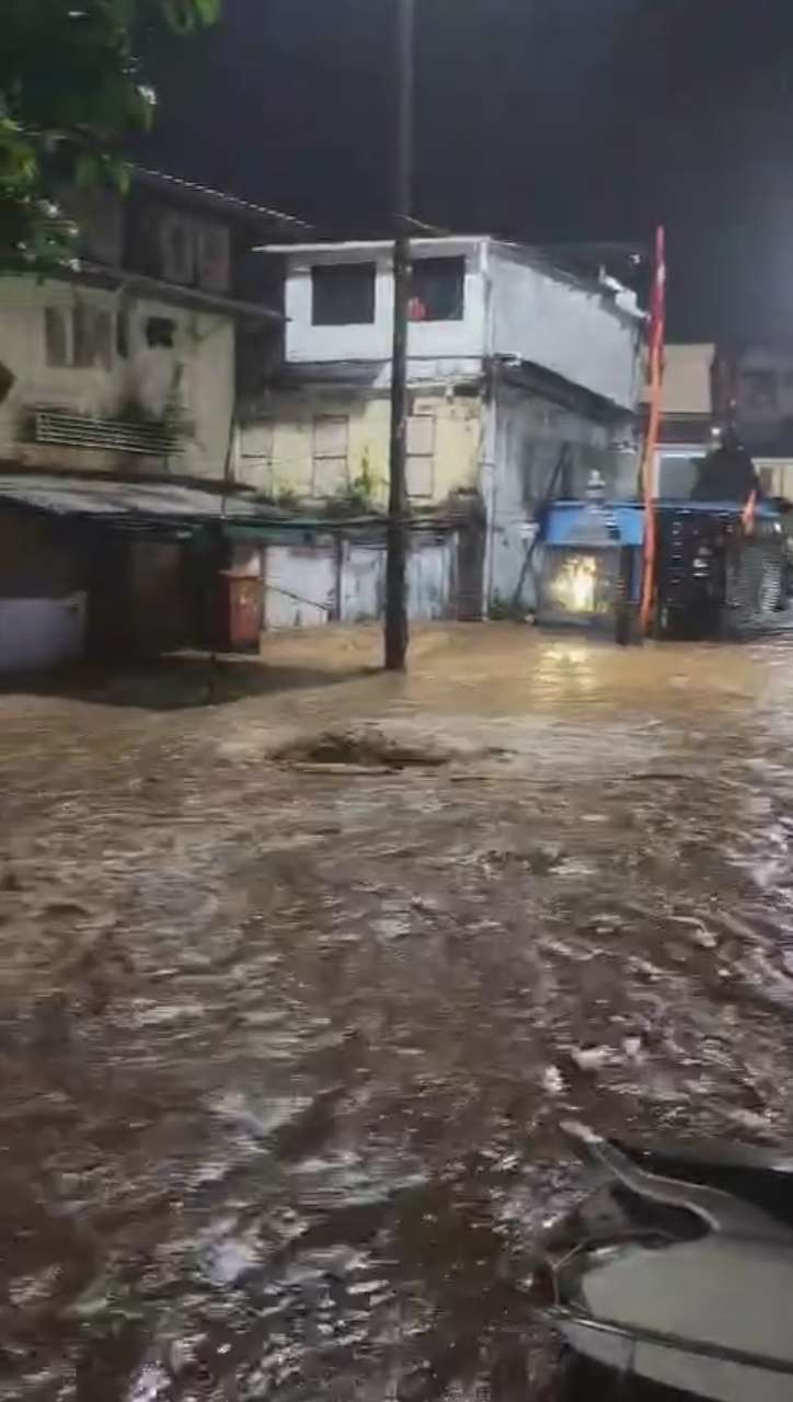 त्र्यंबकेश्वरला पावसाचा तडाखा; रस्त्यांवर पाण्याचे पाट, कुंभमेळ्याच्या कामांमुळे शहर चिखलमय