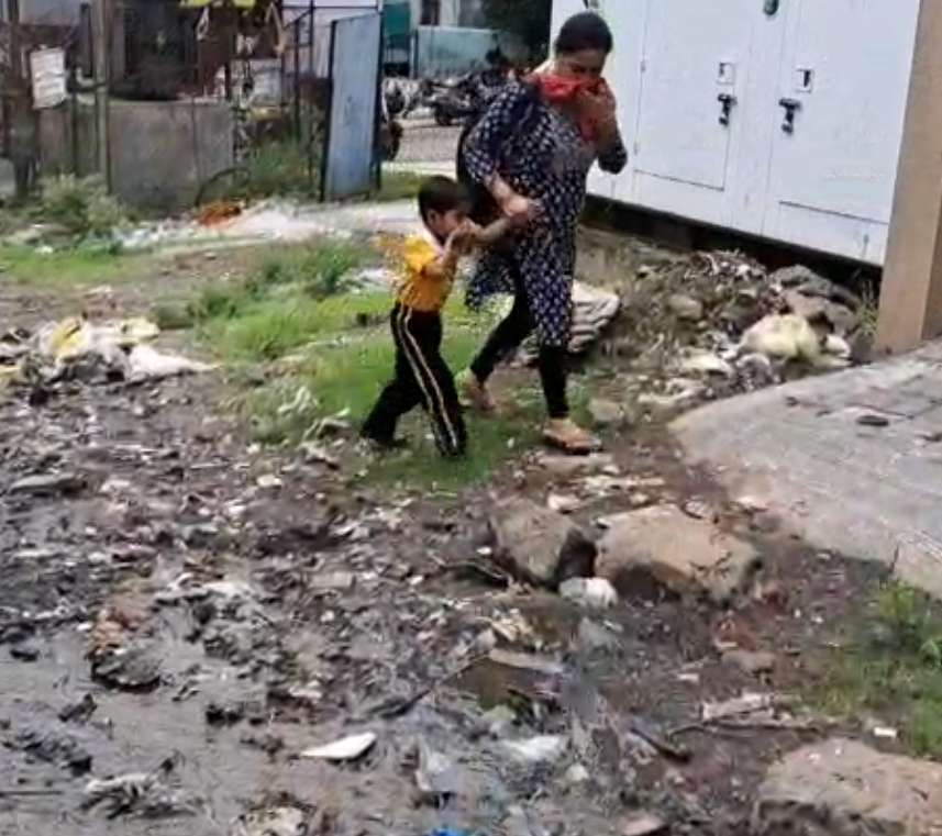 सिंहस्थ नगरातील भाद्रपद सेक्टरमध्ये ड्रेनेज तुंबले; घाण पाण्यातून विद्यार्थ्यांची शाळेकडे वाटचाल