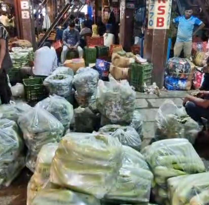 मुसळधार पावसाचा भाजीपाल्यावर परिणाम; आवक घटल्याने भाज्यांच्या दरात ३० ते ३५ टक्क्यांची वाढ