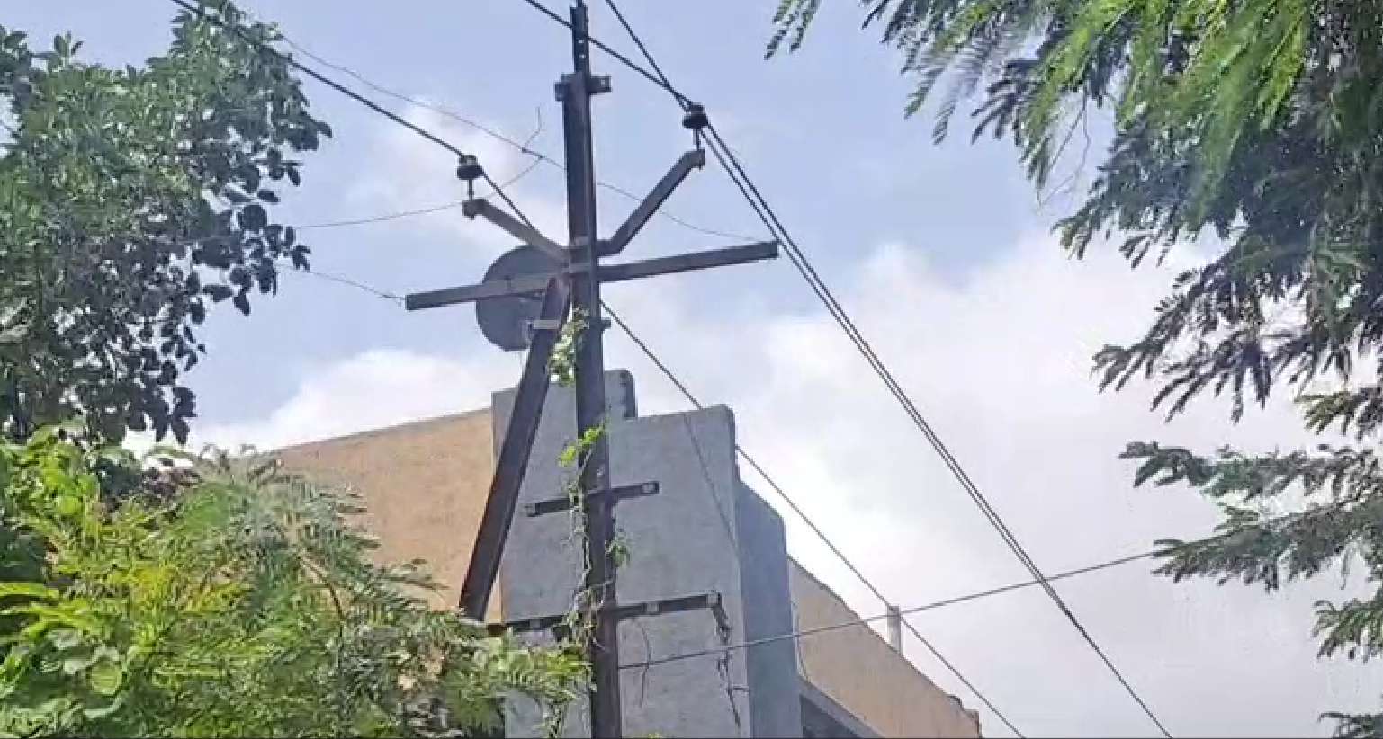 सिडकोत घरांवरील विद्युत तारांचा धोका; तारा भूमिगत करण्याची नागरिकांची मागणी