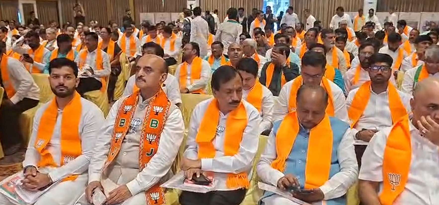 कमिटेड मतदारांच्या कमी अर्जांमुळे भाजपचे टेन्शन वाढले; एसआयआर बैठकीत पदाधिकाऱ्यांची कानउघडणी