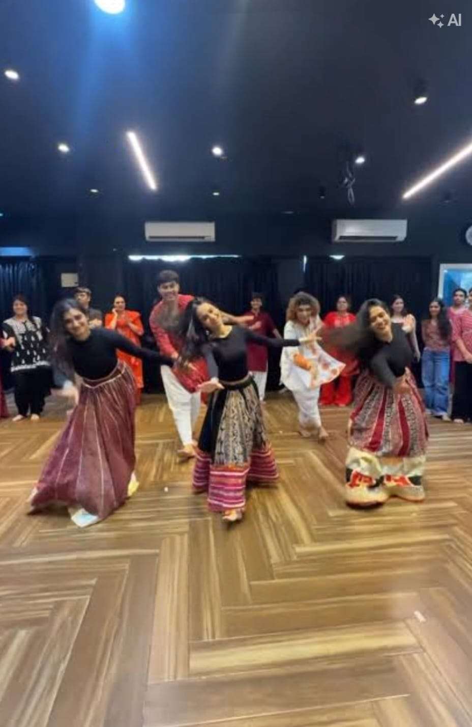 नवरात्रोत्सवाचा जल्लोष: शहरात गरबा प्रशिक्षण कार्यशाळांची धूम