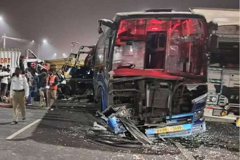 येवला अपघात: लक्झरी बस-कंटेनरची धडक, चालकाचा मृत्यू | Apla Nashik