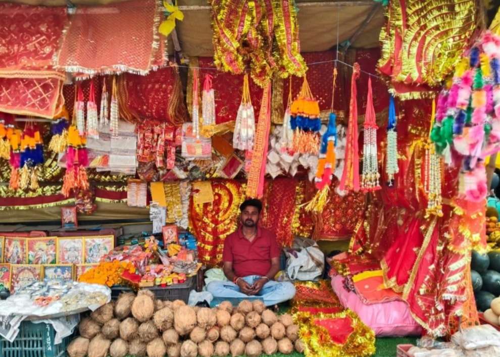 नवरात्रोत्सवात पूजासाहित्य महागले; दिवाळीच्या खरेदीपूर्वीच बजेट कोलमडले!