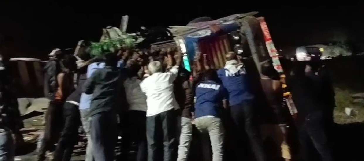 राहुड घाटात ब्रेक फेल झाल्याने ट्रक पलटी; दोन जण गंभीर जखमी, पोलिसांकडून बचावकार्य