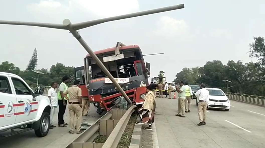 ओझर उड्डाणपुलावर शिरपूर-नाशिक बसचा भीषण अपघात; डिव्हायडरवर चढली बस